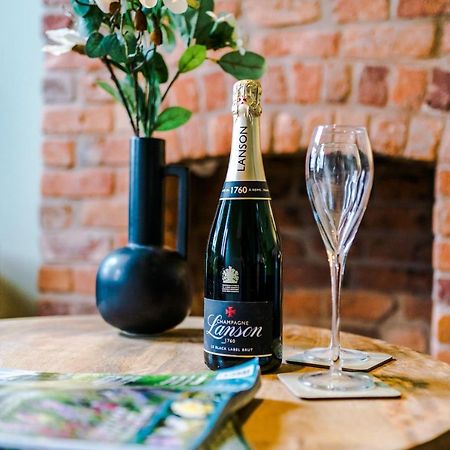 New! Gorgeous 2-Bed Home In Chester City Centre By 53 Degrees Property - Incredible Location, Ideal For Small Groups - Sleeps 6! Eksteriør bilde