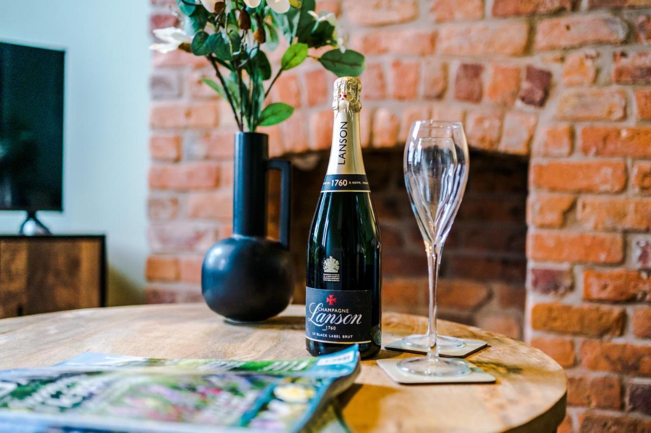 New! Gorgeous 2-Bed Home In Chester City Centre By 53 Degrees Property - Incredible Location, Ideal For Small Groups - Sleeps 6! Eksteriør bilde